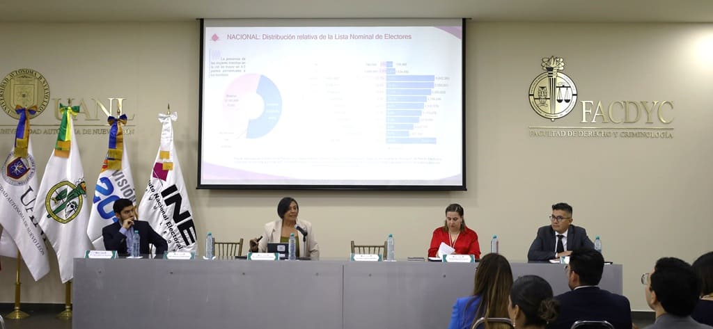 cuatro personas sentadas frente a una mesa