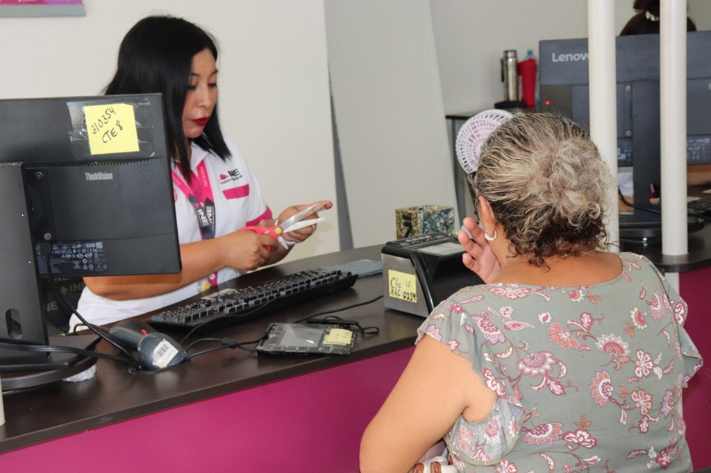 Una funcionaria atendiendo a una mujer que tramita se credencial para votar