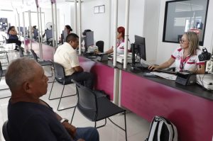 personas en una oficina esperando a tramitar su credencial para votar