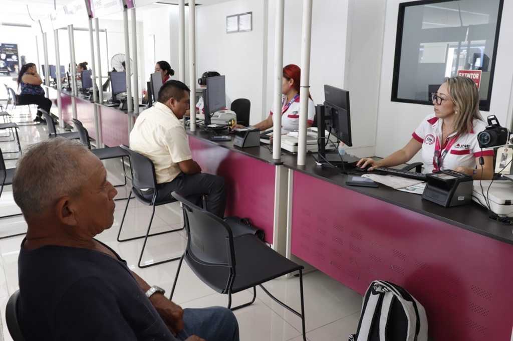 personas en una oficina esperando a tramitar su credencial para votar