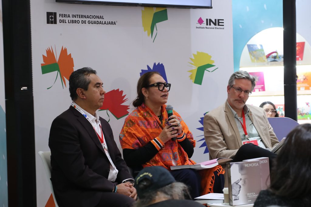 Personas participantes sentadas en el estrado.