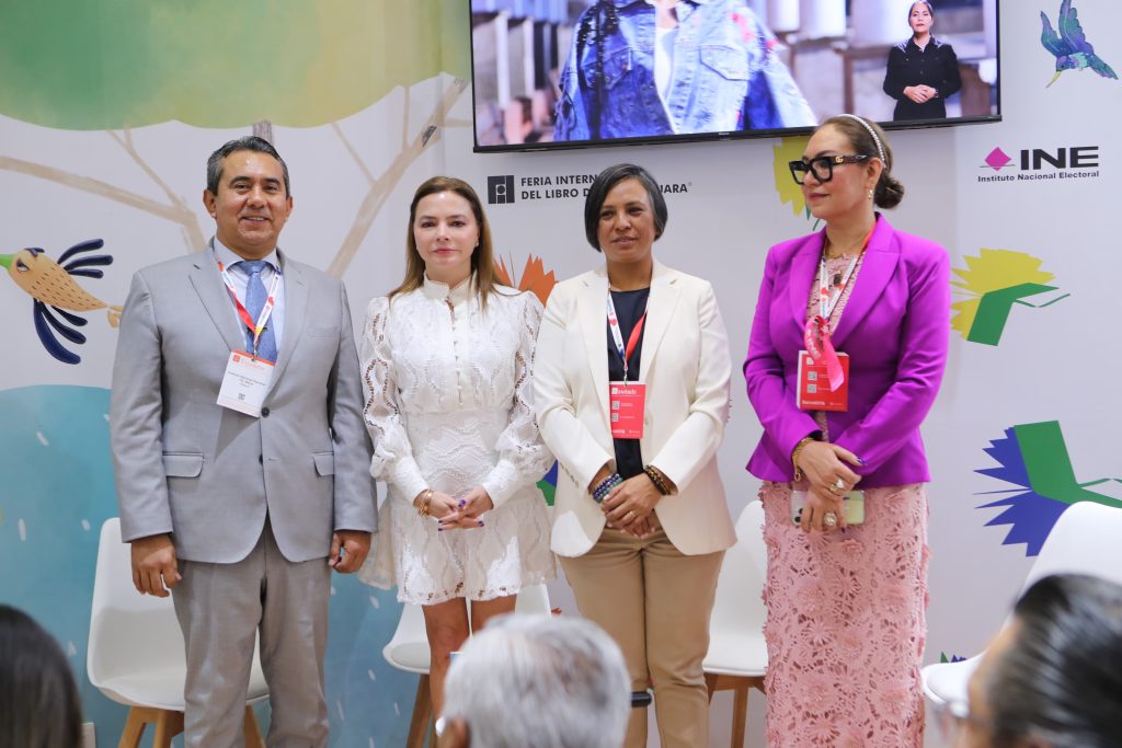 Personas participantes paradas en el estrado posando para la foto oficial.