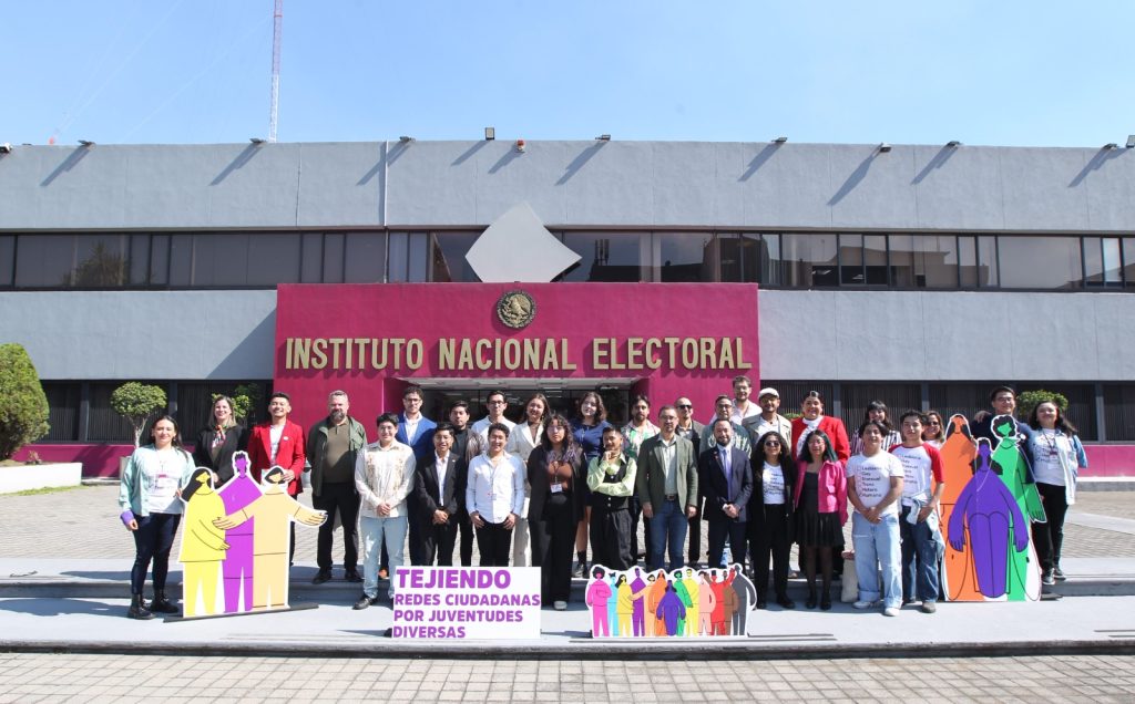 Personas participantes posando en la esplanada del instituto posando para la foto oficial.