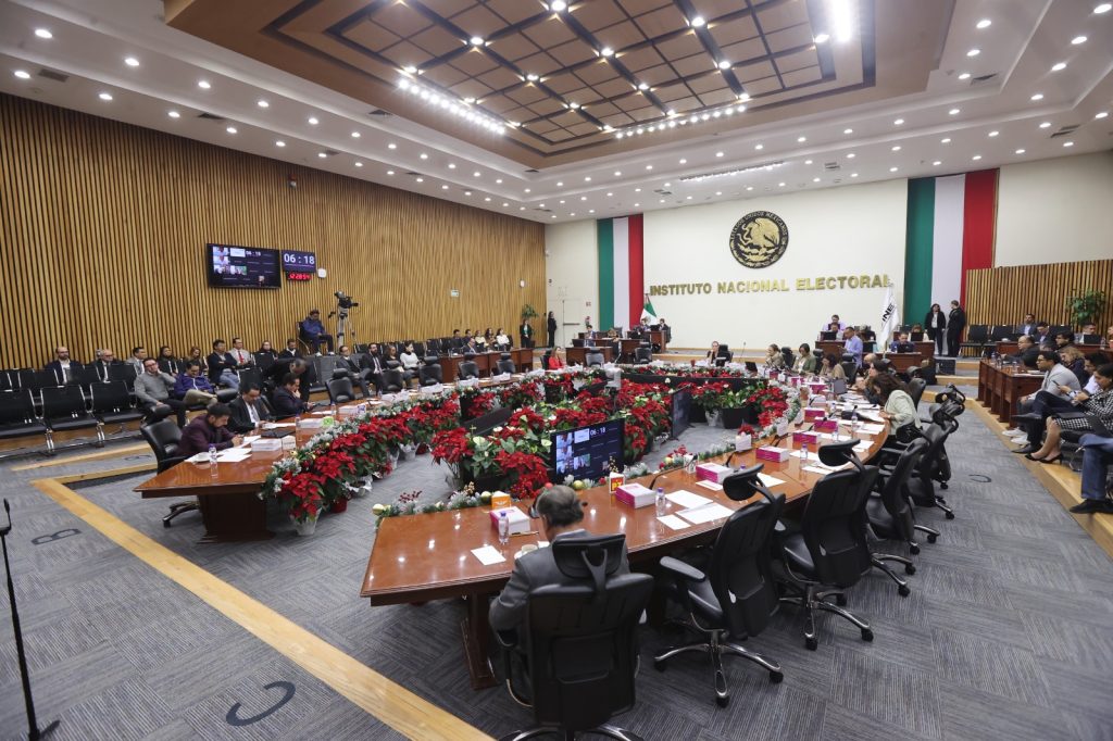 Salón de sesiones con la participación de las personas Consejeras Electorales y representantes de partidos políticos.