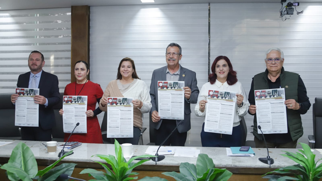 tres mujeres y tres hombres de pie sosteniendo un cartel