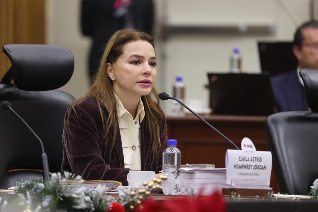Carla Humphrey Jordan, Consejera Electoral en su participación en la sesión.