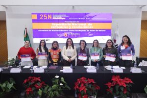 Personas participantes paradas posando para la foto.