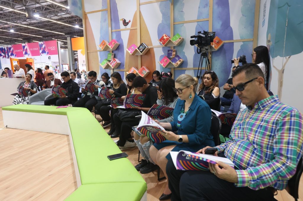 Público asistente hojeando la obra.