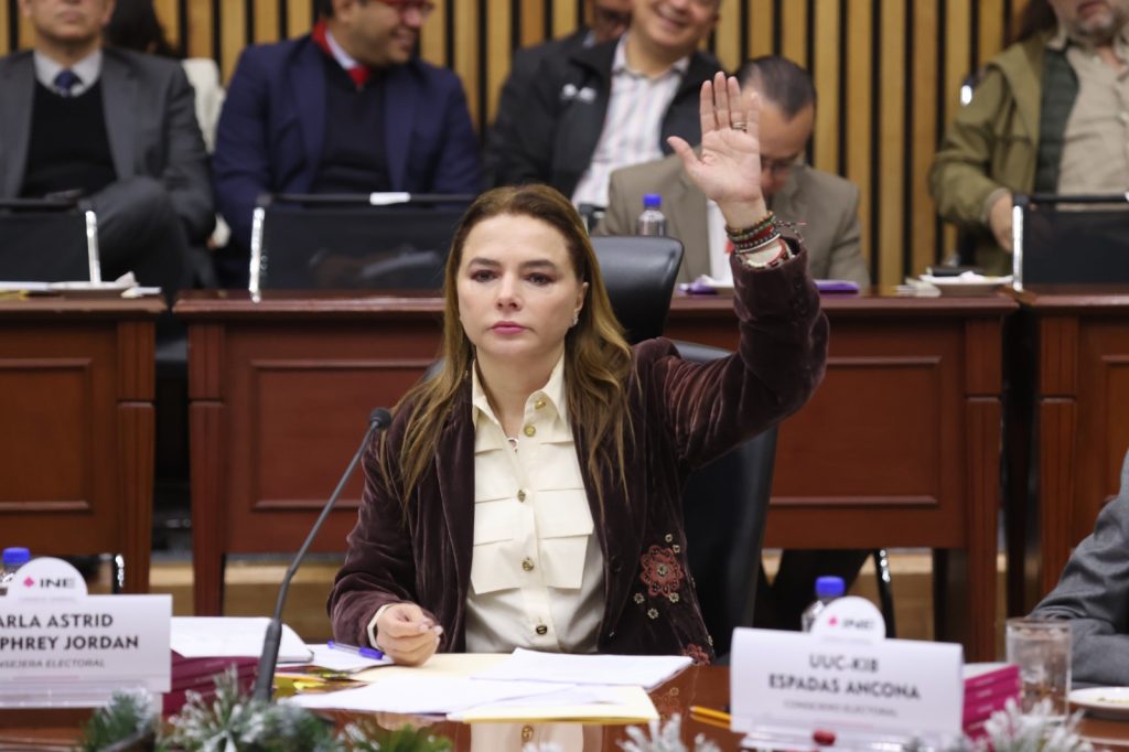 Carla Humphrey Jordan, Consejera Electoral en su participación en la sesión.