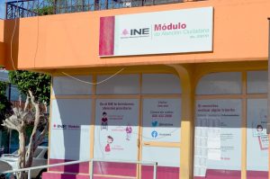exterior de un módulo de atención del INE en Baja California