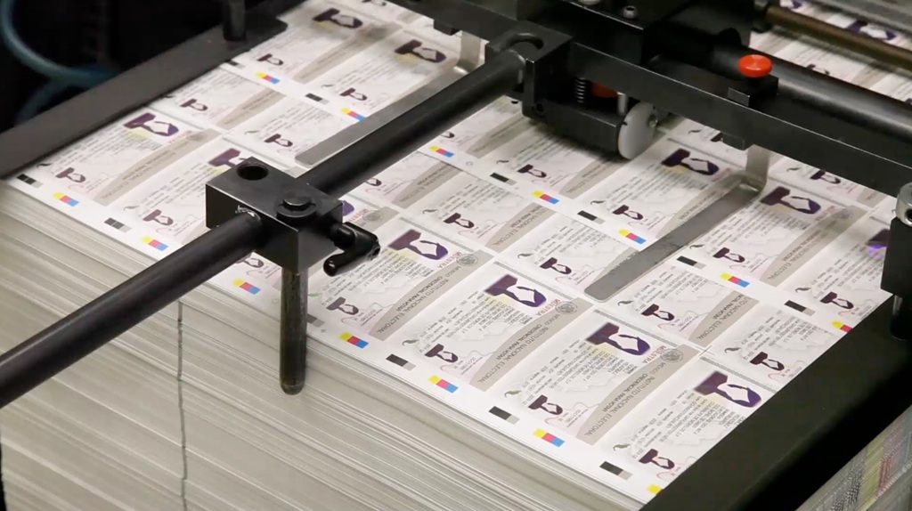 Imagen de proceso de impresión de la Credencial para Votar
