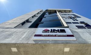 edificio color gris y las letras INE Junta Local Ejecutiva