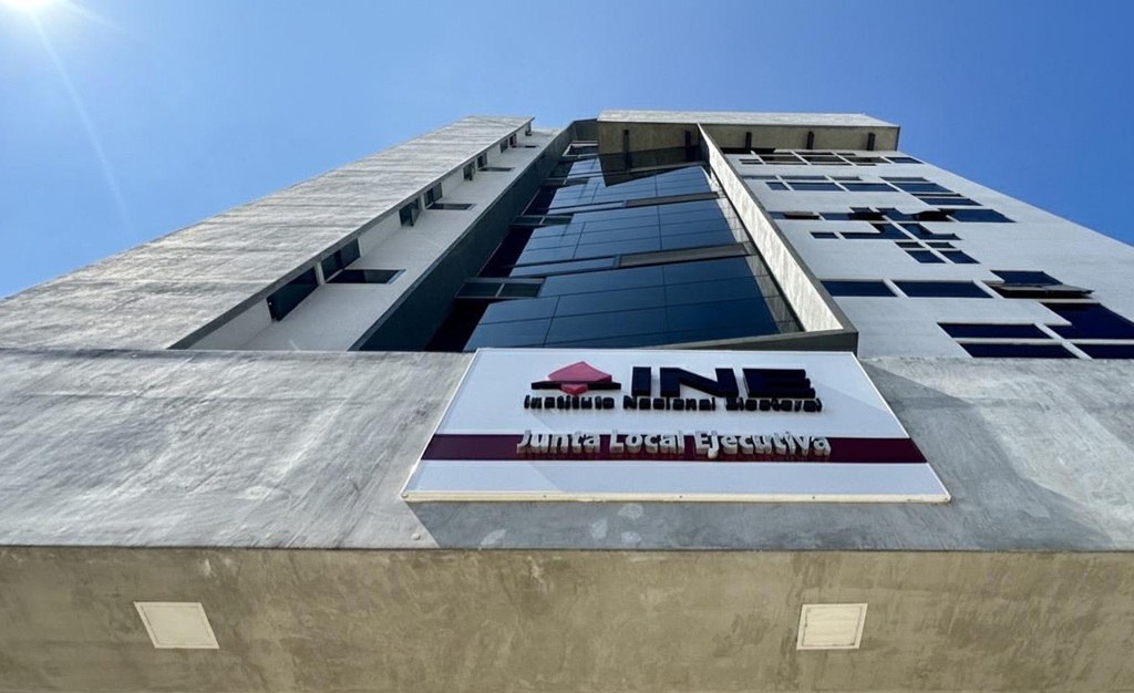 edificio color gris y las letras INE Junta Local Ejecutiva