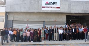 personas trabajadoras del INE afuera de un edificio