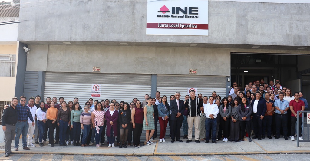 personas trabajadoras del INE afuera de un edificio