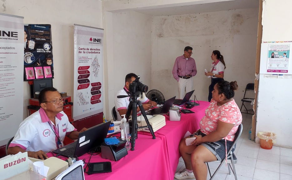 persona tramitando su credencial para votar