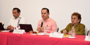 dos hombre adultos y una mujer mayor sentados