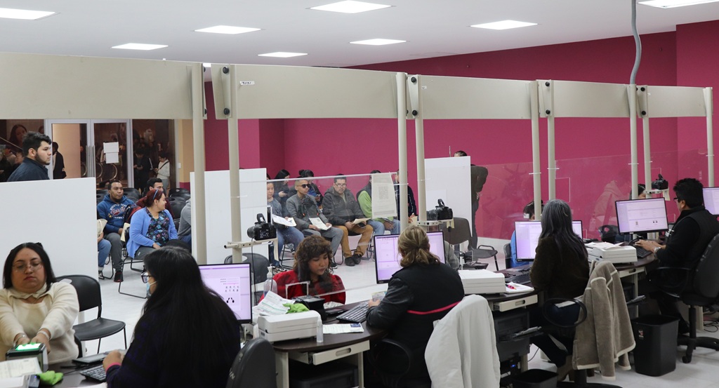 personas atendiendo a otras personas para tramitar su credencial para votar