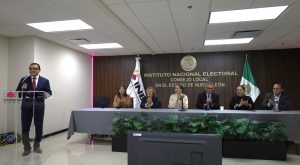 un salón con una mesa y varias personas sentadas