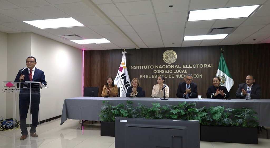 un salón con una mesa y varias personas sentadas 