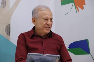 hombre adulto mayor pelo cano sentado