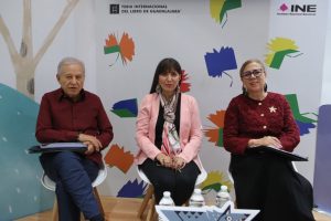 dos mujeres y un adulto mayor pelo cano, sentados