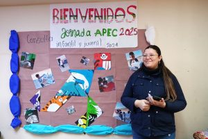 mujer de pie frente a un pizarrón con cuadros de colores