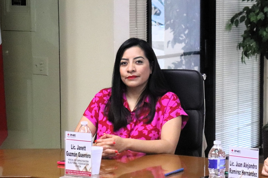 mujer cabello negro largo sentada viendo al frente