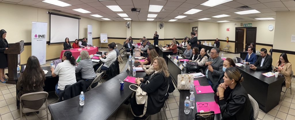 muchas personas sentada en un salón