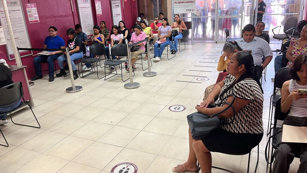 personas sentadas esperando realizar trámite de Credencial para Votar