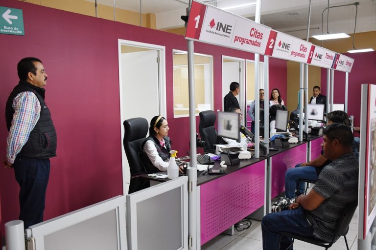 Personas en el interior de un módulo de atención del INE