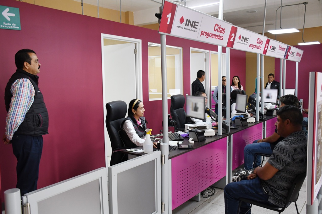 Personas en el interior de un módulo de atención del INE