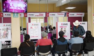 personas sentadas esperando a tramitar su credencial para votar