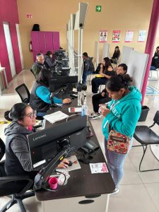 personas en Módulo del INE en Querétaro