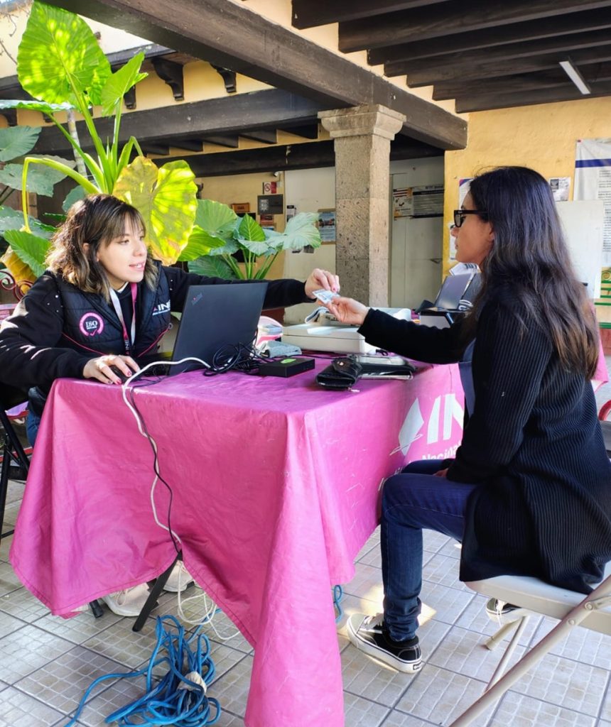 una mujer atendiendo a otra mujer en una oficina