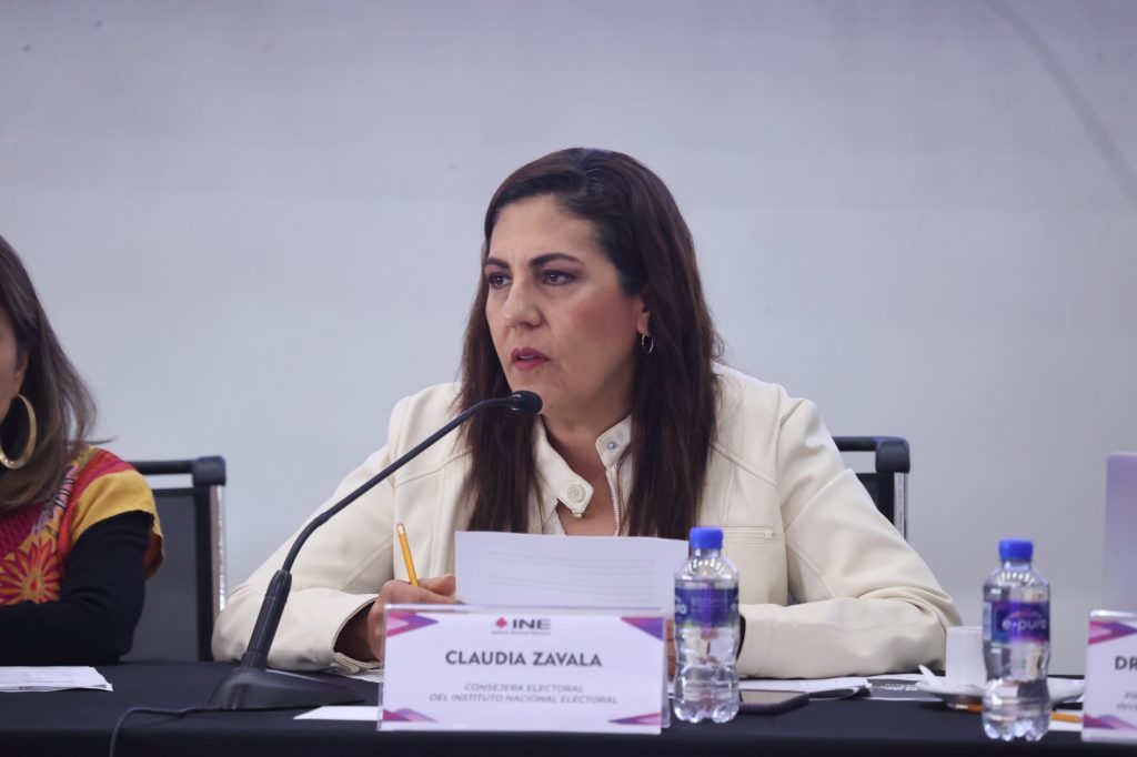 Consejera Electoral, Claudia Zavala presentando el repositorio nacional de sentencias