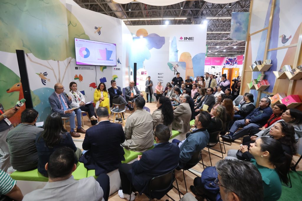 Expositores en el stand del INE durante la FIL 2025