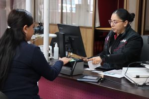 Dos mujeres sentadas una frente a la otra