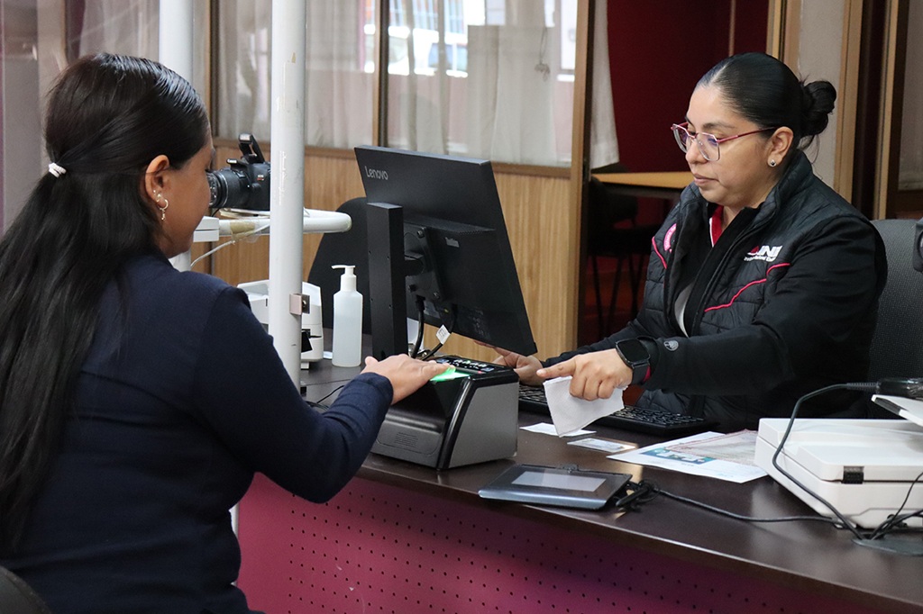 Dos mujeres sentadas una frente a la otra