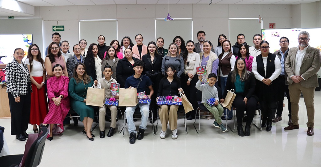 muchas personas posando para la fotografía