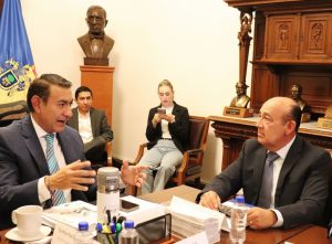 dos hombre sentados, hablando