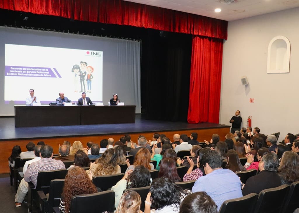 un auditorio con muchas personas sentadas