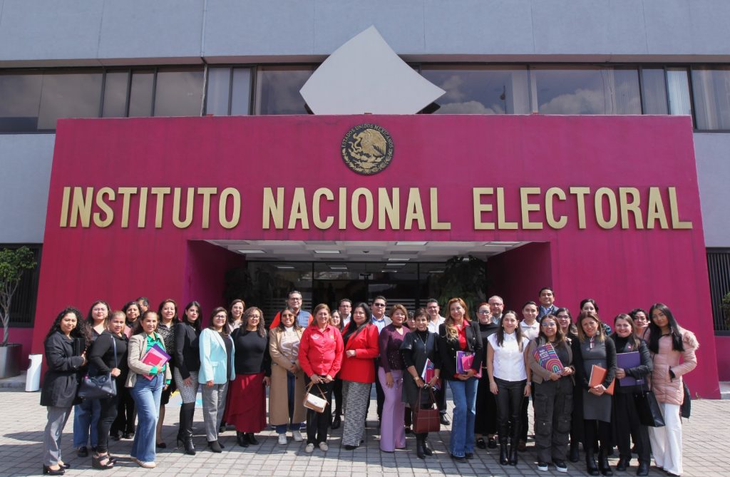 Personas participantes paradas en la explanada del Instituto posando para la foto oficial.