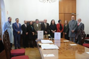 Personas Participantes paradas en el salón posando para la foto oficial.