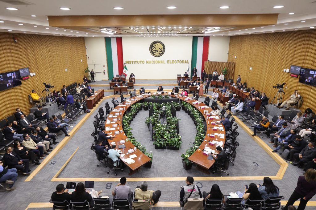 Salón de sesiones con la participación de las personas Consejeras Electorales y representantes de partidos políticos.