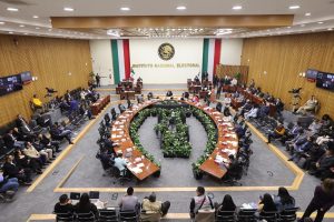 Salón de sesiones con la participación de las personas Consejeras Electorales y representantes de partidos políticos.