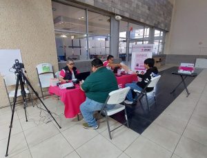 personas tramitando credencial para votar