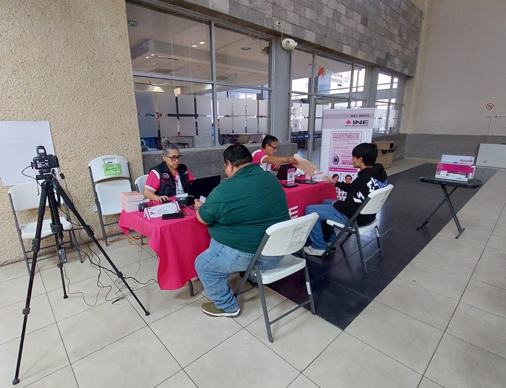 personas tramitando credencial para votar