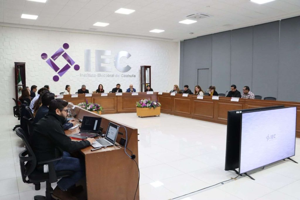 Salón de sesiones con la participación de las personas Consejeras Electorales y representantes de partidos políticos.