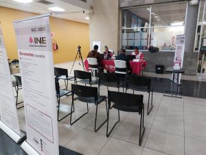 personal del INE en Sonora atendiendo a personas universitarias